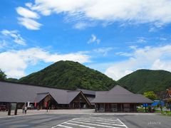 次は「湯西川水の郷」へ。駐車場から手前に2.3kmほど戻ったところにあります。道の駅的な場所でしょうか。売店、食堂、足湯、日帰り温泉などがありのんびり過ごせます。ちなみに、こちらからも「ダックツアー」が出ています。