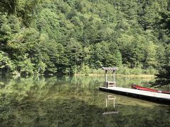 明神池に山がうつりこむのが美しかったです。