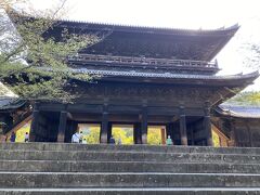 向かうは南禅寺。
これがかの有名な三門。
拝観料？入場料？を支払って上に登ることができます。