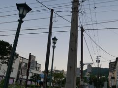 で、次に目指したのが日本最古のコンクリート電柱。
形が四角い。
昔の電柱って四角かったのかな？
ちなみにこちらの電柱は1923年に立てられたものだけど未だに現役。