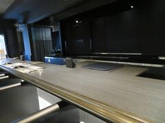 入るとすぐに丁重に迎えられアルコール消毒の後にカウンターへ。
カウンター席が６～７席。その後ろのテーブル席が１０席前後ですが、十分な間隔を開けて７～８人くらいのお客さんしか入れてませんでした。
シアター形式なのでカウンター席の方がシェフに近く特等席となります。
