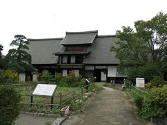 一転、塩山駅へ

向かったのは「旧高野家住宅　甘草屋敷」

突き上げ屋根を中央に設けた切妻造り
これを「甲州民家」というらしい
この形式の民家は他に類がなく､全国でこの地域にしか存在しないことが確認されているというありがたいモノなのだ

何度か訪れた塩山駅周辺に、こんな素敵な場所があるのを知らなかった
きっかけはPHOPHOCHANGさんの旅行記
https://4travel.jp/travelogue/11464416