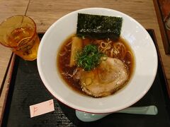 13時、成田空港の「富田」という店で昼食のラーメンを食べました。