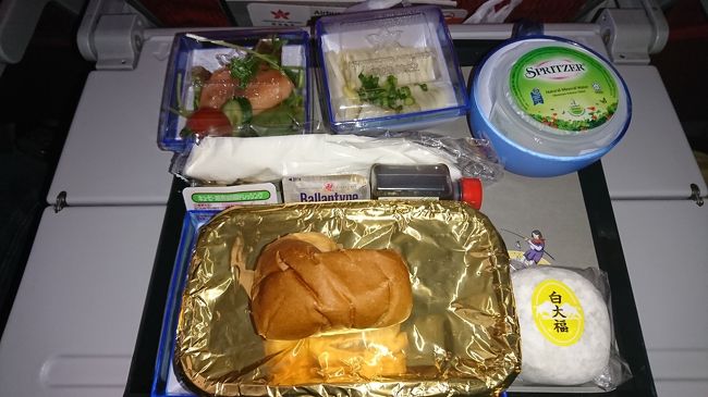 鹿児島上空あたりで機内食が出ました。今回が初めての海外旅行なので、これが人生初の機内食となりました。