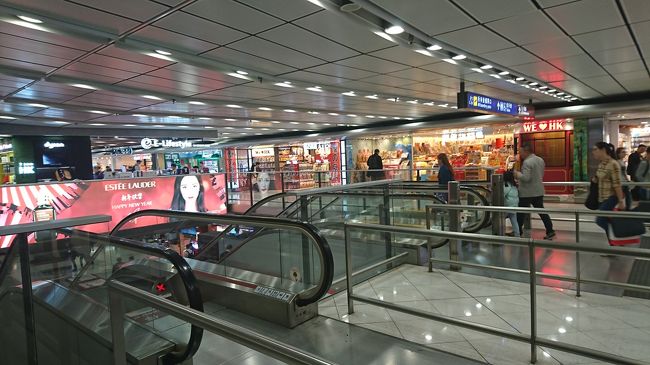 香港空港内部の様子です。