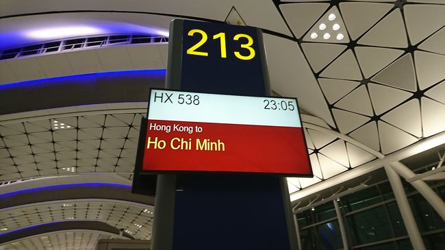 ホーチミン行の飛行機の搭乗口です。22時頃に飛行機に搭乗し、23時5分に出発しました。ホーチミンまで約3時間かかります。
