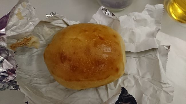 機内食にソーセージパンが出ました。普通に美味しかったです。