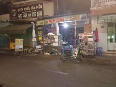 空港からはVINASUN TAXIで空港の近くにあるル・サイゴンホテルまで行きました。タクシー代はメーターに書いてある数字の意味が分からなかったので運転手に値段を聞いて、10万ドン(約1000円)を支払いました。後から分かったのですが、ぼったくられていました。ちなみにこの写真はル・サイゴンホテルの前の道路の写真です。