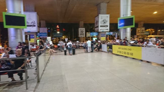 入国審査を終えたら、両替しました。その際、友達の1人は空港職員にネコババされました。しかし事前に調べて存在を知っていたので、その場でしっかり確認しネコババされた分を取り戻すことができました。