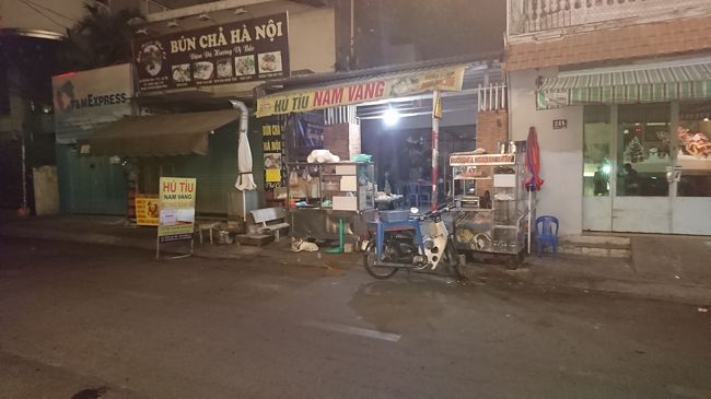 空港からはVINASUN TAXIで空港の近くにあるル・サイゴンホテルまで行きました。タクシー代はメーターに書いてある数字の意味が分からなかったので運転手に値段を聞いて、10万ドン(約1000円)を支払いました。後から分かったのですが、ぼったくられていました。ちなみにこの写真はル・サイゴンホテルの前の道路の写真です。