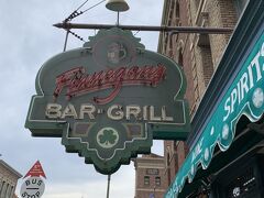 フィネガンズ・バー＆グリル
パーク内はどこも混雑　間際で変な時間しか予約取れなかったけど予約しといて正解でした　サクっと入店