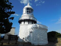 鳥取県はあっという間に通り過ぎて島根県に入る。途中の境港市には水木しげるロードなどがあるが、きっと人が多くて駐車場を探すのも大変だろうと思い、止めた。
ここは美保関灯台。