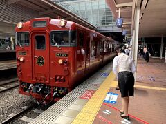 「かわせみやませみ」は熊本～人吉の肥薩線を走る観光列車ですが、
2020年7月にあった球磨川の大水害で不通になったため、復興応援企画として博多～門司港の鹿児島本線で運行されていたのでした。
前には同じく肥薩線を走る「いさぶろう・しんぺい」も連結しています。
博多駅のホームに入ってきました！
