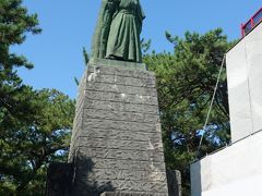 青空と竜馬像。

横にたっている展望台からは竜馬の視線で海を眺めることができるそう。