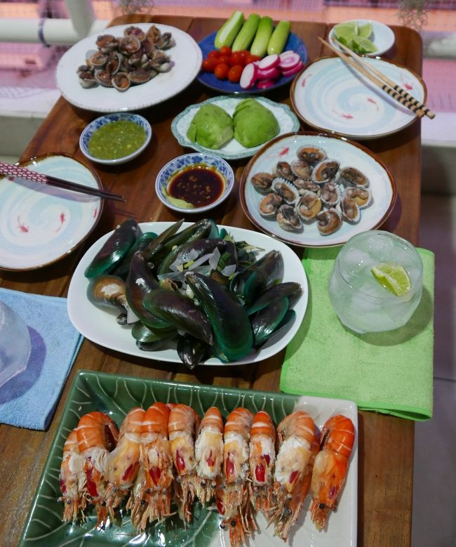26日　夕食<br />焼き海老（クンパオ）．．．〇<br />ムール貝.白ワイン蒸（ホイマレンプー）．．．〇<br />赤貝（ホイクレーン）．．．〇<br />アボガド．．．．〇