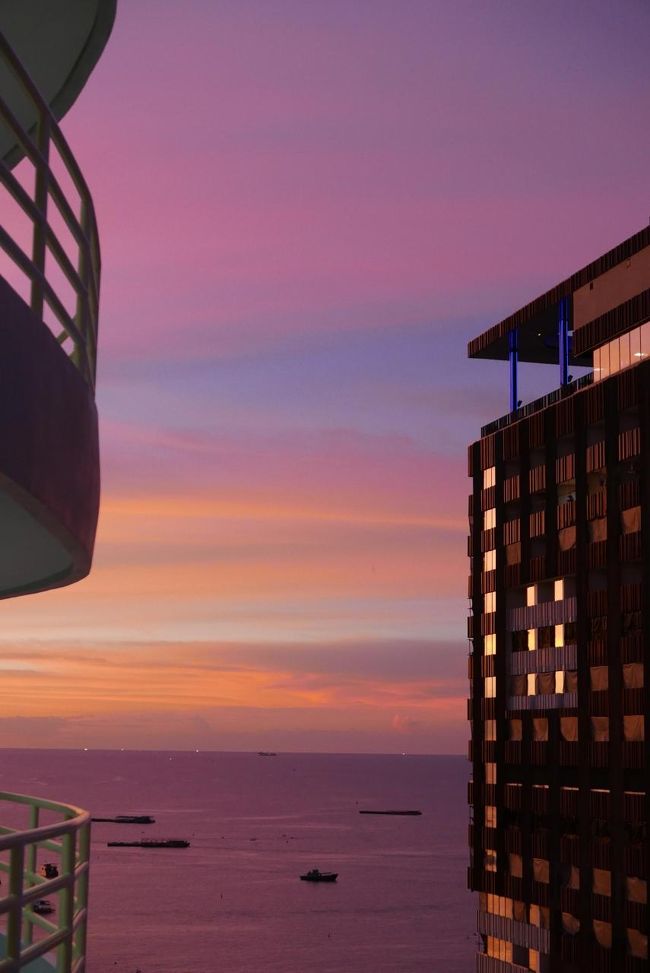 ベランダから夕焼けを撮っていたが今から西向きの共同窓に行って見ます。