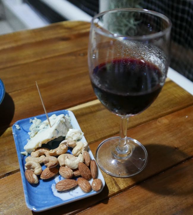 26日（土）<br />部屋に帰りアーモンドとチーズを摘みにして赤ワインを飲んで就寝です。