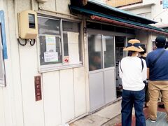 白孔雀食堂に到着。
会津若松駅から徒歩３０分程度です。ソースカツ丼の名店とのことですが、写真の通り、見た目は至って普通の町の食堂です。