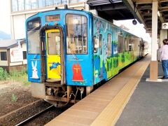 西若松駅に到着、ここから会津若松駅に電車で向かいます。ポップするぎ電車は２両編成だけど、１両は団体貸し切りでした。
