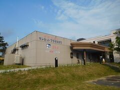 温泉やホテルもあります。