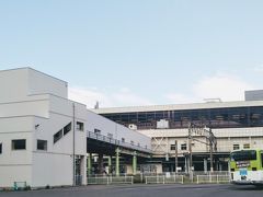 翌日の青森市方面への移動に備えて盛岡駅の西側へ行ってみた。
上の写真の二階部分に長距離バスの停留所がある。駅の改札と直結していて、とても便利である。