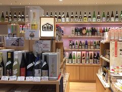 日本酒のお店へ

併設のカウンターでは
日本酒の飲み比べができます
(オープン前でした)