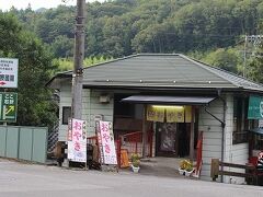 朝市会場ではなくて、表の道路沿いにあるおやきの専門店「えんまん」さんも、7時前に開いています。その場で炭火で焼いてもらえる有名店……でも朝ごはんが待っているので泣く泣く断念。ぐっとこらえてテイクアウトにしました。