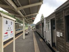 飫肥駅では15分ほど停車時間があるのでホームに降りちゃいます。