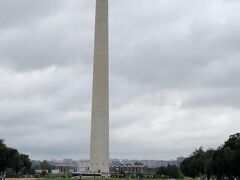 地下鉄から地上に上がると
西側方向にワシントン記念塔が見えます。