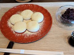 金沢最後の食事！

金沢駅西口、クロスゲート金沢の１階にある「菓ふぇ MURAKAMI」さんです。
ゆでたて白玉とグリーンティーを頂きました！

もちもちの白玉が美味しい！
あんことくろみつと一緒に頂きます。

あんこも甘すぎなくてペロッと食べられちゃう。
