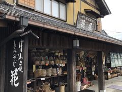 馬籠の坂道の両脇には民芸品、おみやげ、カフェなど
色んなお店がずーっと並ぶ
