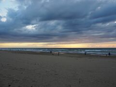 道の駅高松から、そのまま砂浜に降りられるようになっています。