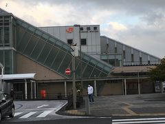 午後４時４８分、島田駅到着。
新金谷駅から１時間ほどかかりました。
本日の交通費は、５７４０円。
寸又峡までは寄り道とは言えない程遠く、寄り道がメインのような小旅行となりました。
そして島田にある川越遺跡が、民家と混在した江戸時代にタイムスリップしたような雰囲気を楽しめる場所であることも収穫でした。今では何の支障もなく普通に渡れる大井川ですが、江戸時代は「越すに越されぬ大井川」と言われるほど大変だったことも、川越遺跡を見ることで改めて感じることが出来ました。
今回の歩数は、２２，４７８歩。
前回よりやや少ないですが、山道も歩きましたからいい運動になりました。
金谷宿から島田宿は、約５キロ。
東海道５００キロのうち、１６キロ制覇。
気が遠くなるくらい先は長いです。