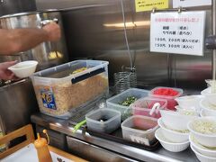 3日目。
チェックアウトしてサンエーでジーマーミ豆腐を購入後、
宮城スーパーにお昼用のお弁当を買いに行ったら、
100円で食べられる沖縄ソバ発見！