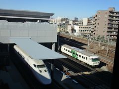 E1系新幹線電車と185系特急型電車の並び。
185系は、今や希少価値の高くなった国鉄時代製造の特急形電車ですが、数年内の置き換えが予定されています。