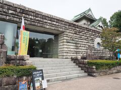 佐藤記念美術館を訪れます。美術館のなかにはカフェもあり、さきほどの日本庭園を眺めながらお茶ができるようでした。まあ、私は利用していないのですが。