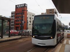 おお、これはサントラム車両じゃないか！　ポートラムやセントラムはそれぞれの乗りつぶし乗車の際（もう7,8年くらい前）に乗りましたが、サントラムは初乗車なのです。