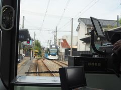 奥田中学校前駅へ。ちょうど、反対方向の列車と行き違い。うまいことダイヤ作ってますねえ。