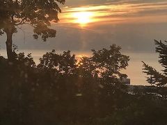 ホテルのラウンジ茜からオホーツク海に沈む夕陽