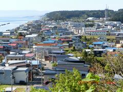 観潤山
　山頂からの眺めで、先ほど歩いてきた蟹田地区の街並みがごちゃごちゃしている。