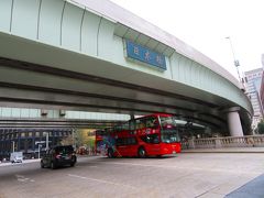 スカイバスが日本橋を渡ります。
日本橋の看板が付いているのは首都高高架です。