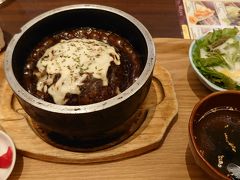 お食事処もいろんなメニューがあっておいしかったです！
これは夕食に食べた石焼チーズカレーセット。
熱々のチーズとカレーがとってもおいしかった～！