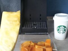 朝食はゆっくりホテルの部屋で
備え付けのコーヒーマシンでお茶やコーヒーがいただけます
昨日、丸得商店さんで購入したカットフルーツでビタミン補給
マンゴーがとろとろ、旬は過ぎてますが完熟マンゴー美味しくいただきました