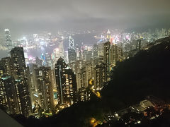 ヴィクトリアピークからは九龍半島の夜景が見えましたが、綺麗でした。さすが100万ドルの夜景です。これを見た後は、香港駅までバスで戻りました。