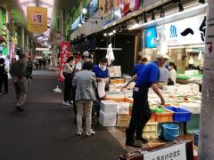 部屋で一休みしたあと、お散歩に出ましょう。

徒歩3分で「近江町市場鮮魚通り口」です。
市場は普段5時までやっていますが、今日は日曜日なので早仕舞らしく、今3時前でも片付けに入っている店が多いです。
生牡蠣やホタテなど、立ち食いできる店もたくさん連なっていますが、今日のところは見学だけにしておきましょう。