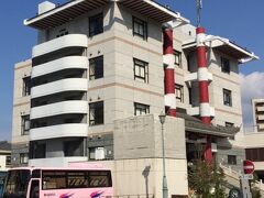 ひときわ目立つビルは「四海樓」。
ちゃんぽん、皿うどんの発祥の店。
https://shikairou.com/

観光バスもたくさん停まるほど多くの観光客が訪れていました。