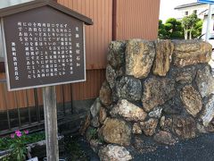 １０＜史跡　見附石垣＞
舞坂宿の東の入り口には、「見付石垣」が残っています。
「見張り番」がここに立ち、人馬の出入りを監視するとともに、治安の維持にあたったそうです。
