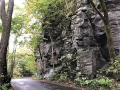 歩道ではなく、車道の方に岩がありました。
こちらが馬門岩のようです。