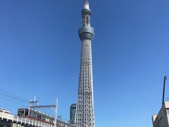 東京・お台場『ヒルトン東京お台場』に宿泊した際には、曇天で
東京スカイツリーをくっきり眺めることができなかったので、
後日、東京スカイツリーを間近から眺めに行ってきました ♪( ´ｰ`)⊃