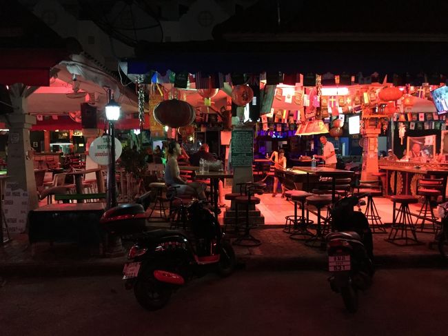 27日　<br />夕食後、重い腰を上げて近くのバービアを覗いてきます。